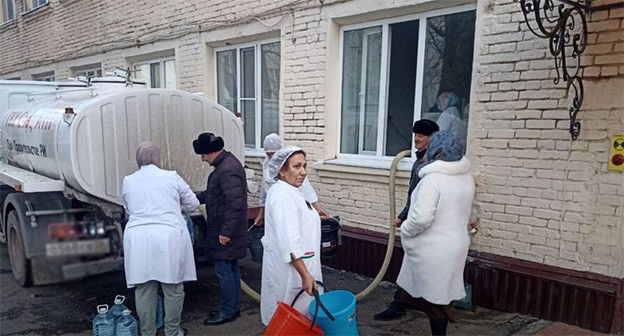 Водовоз в Карабулаке. Фото: https://fortanga.org/2024/12/vodnyj-apokalipsis-v-karabulake-gorod-na-neskolko-dnej-ostalsya-bez-vody-iz-za-proryva-trub/ Водовоз в Карабулаке. Фото: https://fortanga.org/2024/12/vodnyj-apokalipsis-v-karabulake-gorod-na-neskolko-dnej-ostalsya-bez-vody-iz-za-proryva-trub/