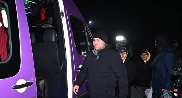 Азербайджанские семьи возвращаются в Джабраил. 13 января 2025 г. Фото: Report.az https://report.az/ru/vnutrennyaya-politika/eshe-20-semej-iz-poselkov-dlya-vynuzhdennyh-pereselencev-bilyasuvara-pereseleny-v-dzhebrail/ Азербайджанские семьи возвращаются в Джабраил. 13 января 2025 г. Фото: Report.az https://report.az/ru/vnutrennyaya-politika/eshe-20-semej-iz-poselkov-dlya-vynuzhdennyh-pereselencev-bilyasuvara-pereseleny-v-dzhebrail/