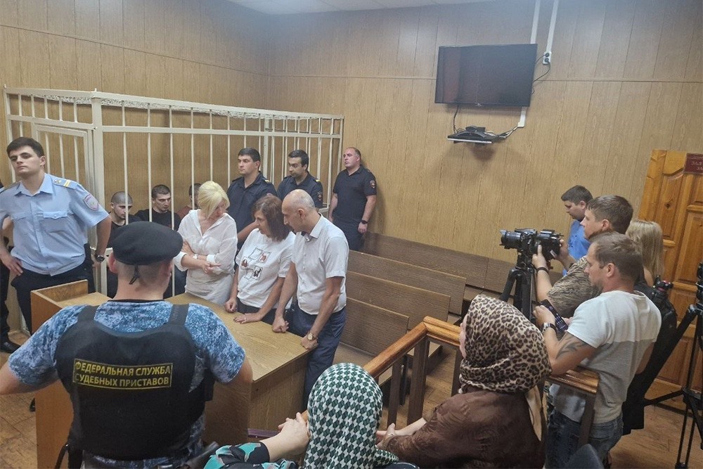 Подозреваемые в участии погрома в Махачкале. в зале суда. Фото: https://mo-kizilurt.ru/ Подозреваемые в участии погрома в Махачкале. в зале суда. Фото: https://mo-kizilurt.ru/
