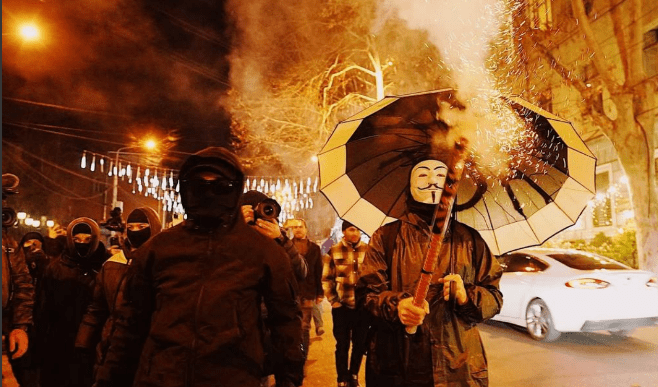Участники шествия в масках. Скриншот фотo Publika от 18.01.25, https://www.facebook.com/publika.ge/posts/pfbid0gy9s2mivFT515x1ngVSDDcbfyAXkU9oUqbd39zE3YtBiQ1DJr5qDYNemNVuCpYjTl (деятельность компании Meta, владеющей соцсетью, запрещена в России) Участники шествия в масках. Скриншот фотo Publika от 18.01.25, https://www.facebook.com/publika.ge/posts/pfbid0gy9s2mivFT515x1ngVSDDcbfyAXkU9oUqbd39zE3YtBiQ1DJr5qDYNemNVuCpYjTl (деятельность компании Meta, владеющей соцсетью, запрещена в России)
