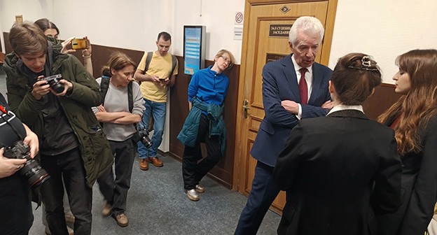 Публика, адвокаты, журналисты, дипломаты в коридоре Басманного суда. 21 января 2025 г. Фото корреспондента "Кавказского узла" Публика, адвокаты, журналисты, дипломаты в коридоре Басманного суда. 21 января 2025 г. Фото корреспондента "Кавказского узла"