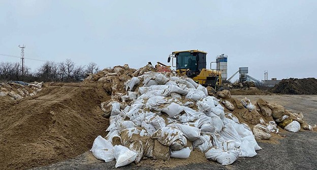 Вывоз мазута на утилизацию с площадки в Воскресенском. Фото: телеканал "Краснодар" Вывоз мазута на утилизацию с площадки в Воскресенском. Фото: телеканал "Краснодар"