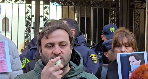 Акция в поддержку Мзии Амаглобели. Тбилиси, 22 января 2025 г. Фото: Скриншот видео https://t.me/Tbilisi_life Акция в поддержку Мзии Амаглобели. Тбилиси, 22 января 2025 г. Фото: Скриншот видео https://t.me/Tbilisi_life