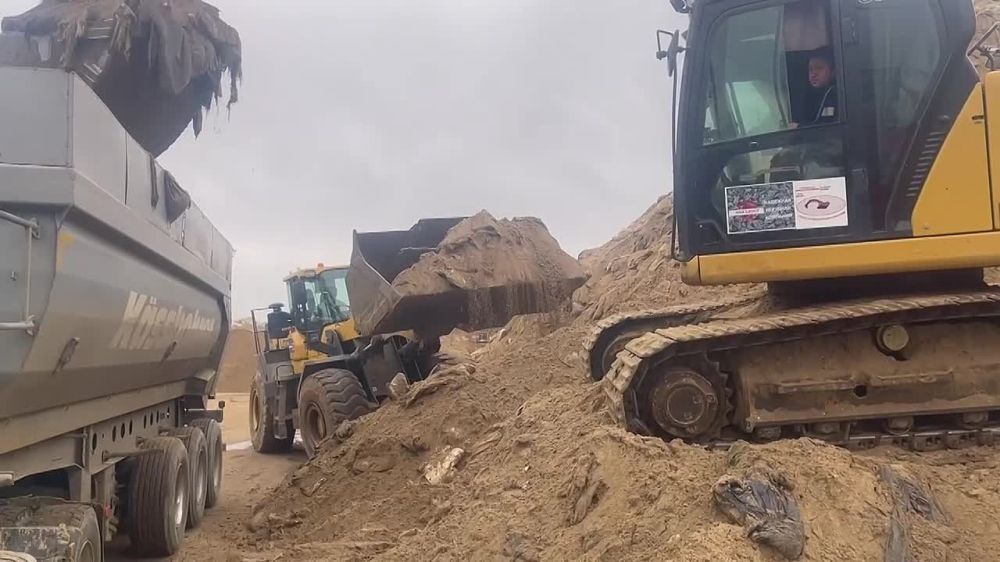 Вывоз песка с мазутом с площадки в Воскресенском. Скриншот видео https://krasnodar-news.net/society/2025/01/23/482840.html Вывоз песка с мазутом с площадки в Воскресенском. Скриншот видео https://krasnodar-news.net/society/2025/01/23/482840.html