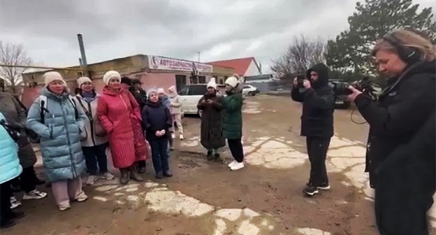 Жители хутора Воскресенский. Фото: https://gazetanovoros.ru/news/v-hutore-voskresenskij-pod-anapoj-vremenno-skladiruyut-zagryaznennyj-mazutom-pesok-mestnye-zhiteli-obespokoeny/ Жители хутора Воскресенский. Фото: https://gazetanovoros.ru/news/v-hutore-voskresenskij-pod-anapoj-vremenno-skladiruyut-zagryaznennyj-mazutom-pesok-mestnye-zhiteli-obespokoeny/