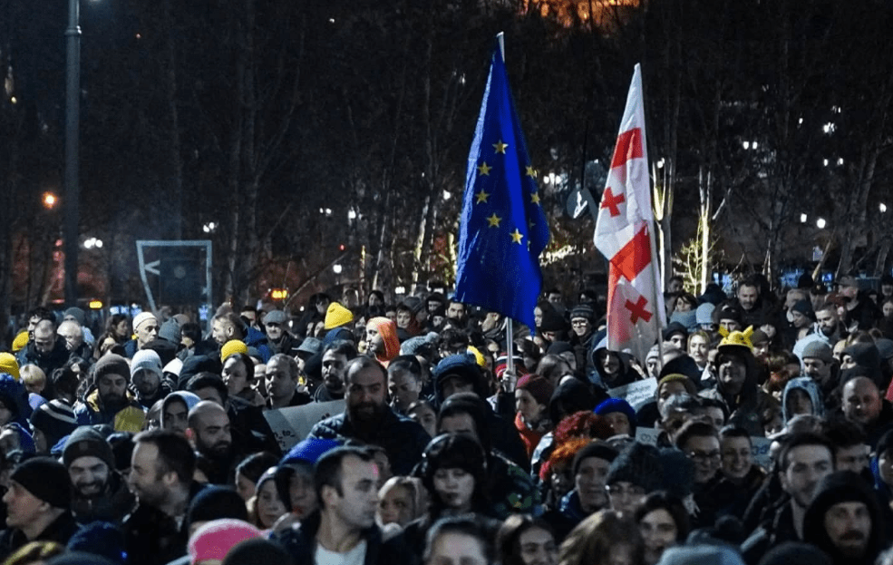 Участники акции протеста в Тбилиси. Скриншот фото Publika от 24.01.25, https://www.facebook.com/publika.ge/posts/pfbid02i5Urx37vBj9LQAqphZgX4kuoQMbMGbgoh9fZJKdLfaejds9uQKmx3H8x6PTpg3ybl (деятельность владеющей соцсетью компании Meta запрещена в России). Участники акции протеста в Тбилиси. Скриншот фото Publika от 24.01.25, https://www.facebook.com/publika.ge/posts/pfbid02i5Urx37vBj9LQAqphZgX4kuoQMbMGbgoh9fZJKdLfaejds9uQKmx3H8x6PTpg3ybl (деятельность владеющей соцсетью компании Meta запрещена в России).
