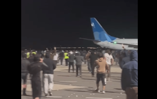 Участники беспорядков в аэропорту Уйташ. Стоп-кадр видео RusNews от 29.10.23, https://t.me/rusnews/43400. Участники беспорядков в аэропорту Уйташ. Стоп-кадр видео RusNews от 29.10.23, https://t.me/rusnews/43400.