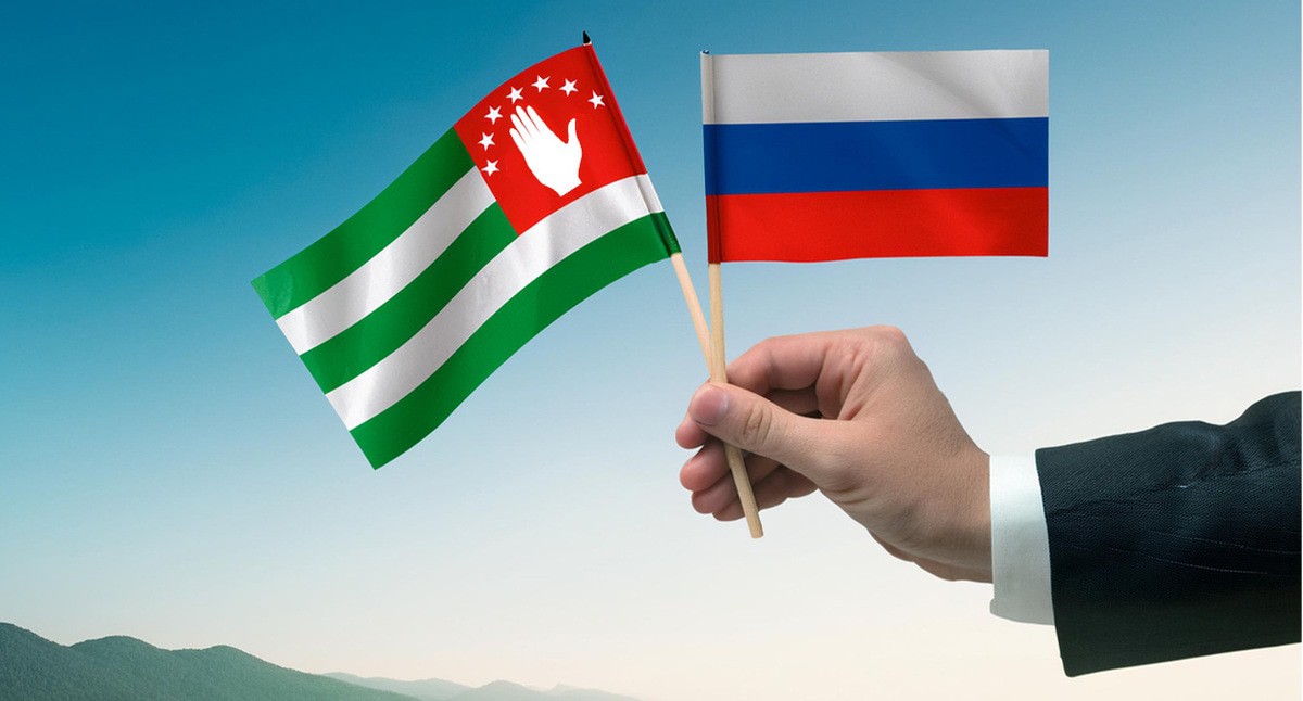 Флаги Абхазии и России. Иллюстрация создана «Кавказским узлом» с помощью ИИ в программе Photoshop Флаги Абхазии и России. Иллюстрация создана «Кавказским узлом» с помощью ИИ в программе Photoshop