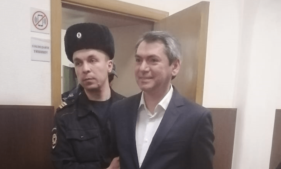 Григорий Мельконьянц с конвоиром в коридоре суда. Фото Александра Степанова для "Кавказского узла". Григорий Мельконьянц с конвоиром в коридоре суда. Фото Александра Степанова для "Кавказского узла".