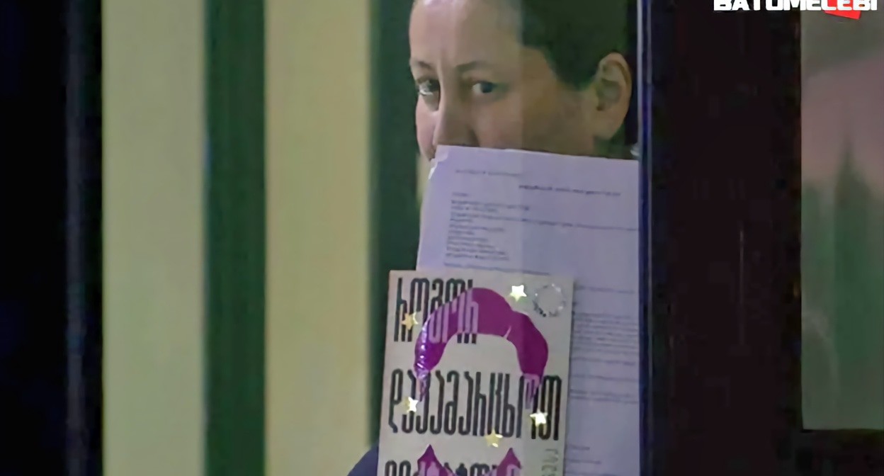 Мзия Амаглобели в суде. Кадр видео Mtavari Arkhi www.youtube.com/watch?v=c2L7diLWkG4 Мзия Амаглобели в суде. Кадр видео Mtavari Arkhi www.youtube.com/watch?v=c2L7diLWkG4
