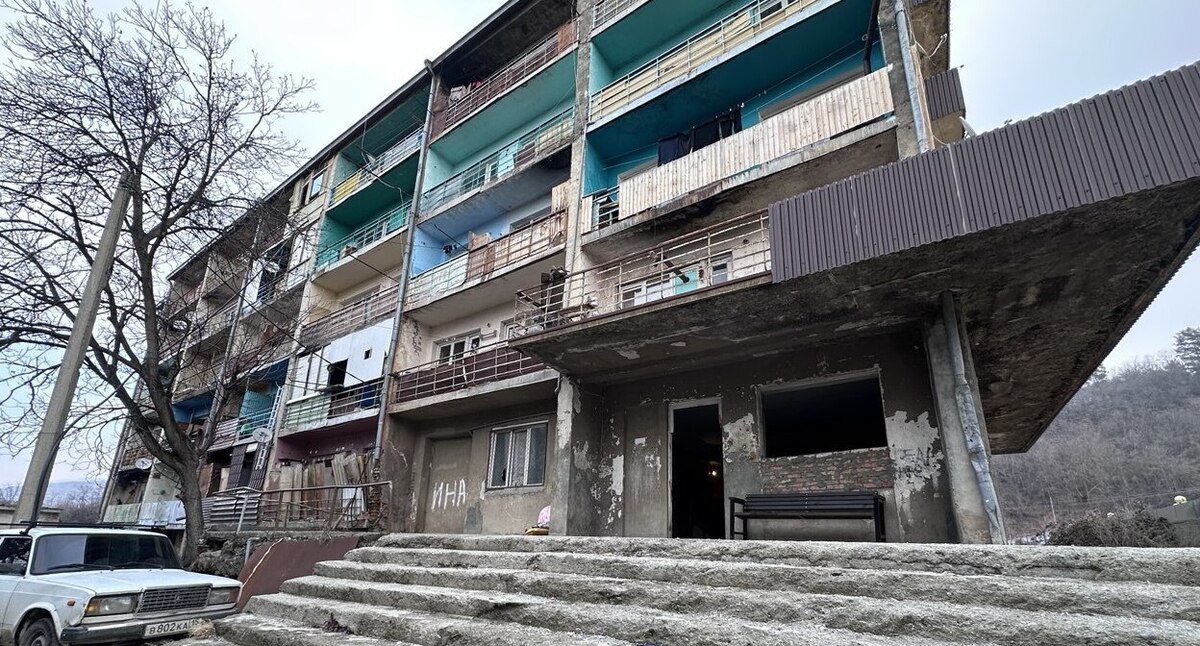 Здание бывшей турбазы в Цхинвале. Фото Зарины Санакоевой для "Кавказского узла". Здание бывшей турбазы в Цхинвале. Фото Зарины Санакоевой для "Кавказского узла".