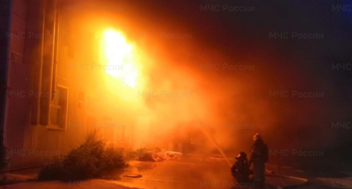 Пожарные тушат огонь, февраль 2024, Фото: пресс-служба управления МЧС по Волгоградской области https://34.mchs.gov.ru Пожарные тушат огонь, февраль 2024, Фото: пресс-служба управления МЧС по Волгоградской области https://34.mchs.gov.ru