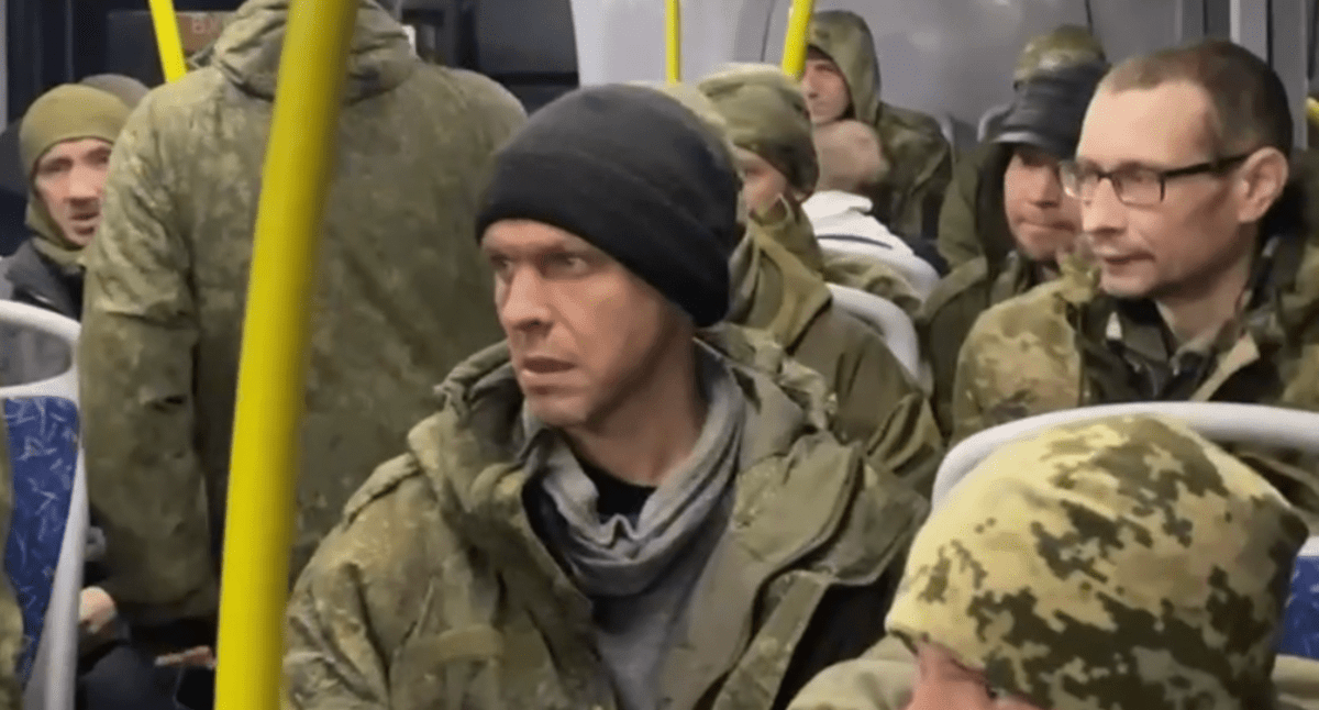Освобожденные российские военные. Стоп-кадр видео из Telegram-канала Шамсаила Саралиева от 08.02.24, https://t.me/saraliev/1081 Освобожденные российские военные. Стоп-кадр видео из Telegram-канала Шамсаила Саралиева от 08.02.24, https://t.me/saraliev/1081
