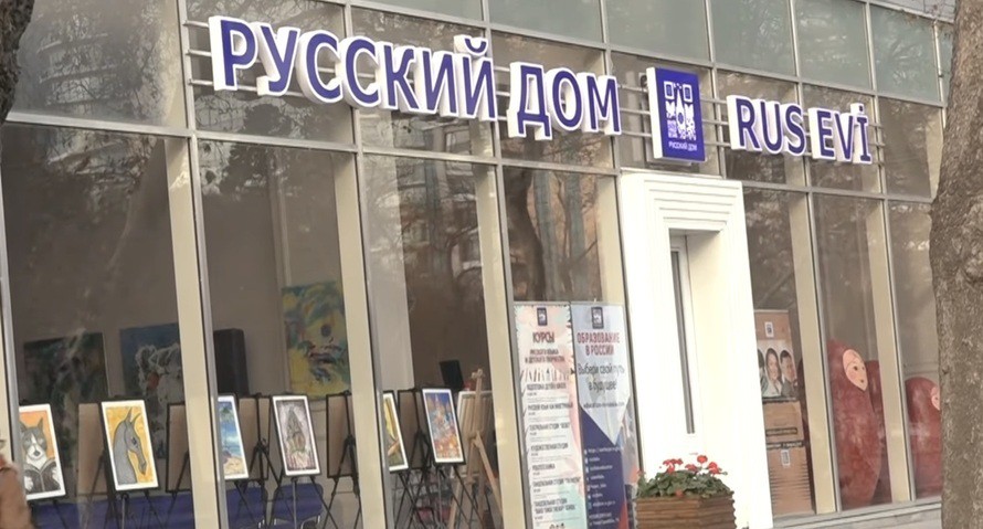 Здание Русского дома в Баку. Кадр видеосюжета Baku TV www.youtube.com/watch?v=zvXjQW6HPJY Здание Русского дома в Баку. Кадр видеосюжета Baku TV www.youtube.com/watch?v=zvXjQW6HPJY