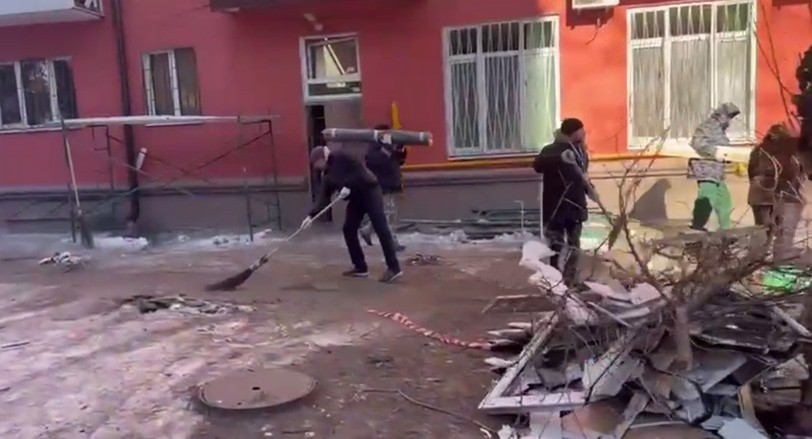 Ликвидация последствий атаки беспилотников в Ростове-на-Дону. Кадр видео из телеграм-канала Александра Скрябина https://t.me/SkryabinAlexander/697 Ликвидация последствий атаки беспилотников в Ростове-на-Дону. Кадр видео из телеграм-канала Александра Скрябина https://t.me/SkryabinAlexander/697