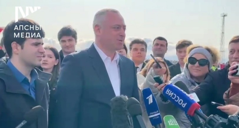 Бадра Гунба в сухумском аэропорту после прилета из Москвы. Кадр видео из телеграм-канала "Апсныпресс" https://t.me/apsnypress/17065 Бадра Гунба в сухумском аэропорту после прилета из Москвы. Кадр видео из телеграм-канала "Апсныпресс" https://t.me/apsnypress/17065