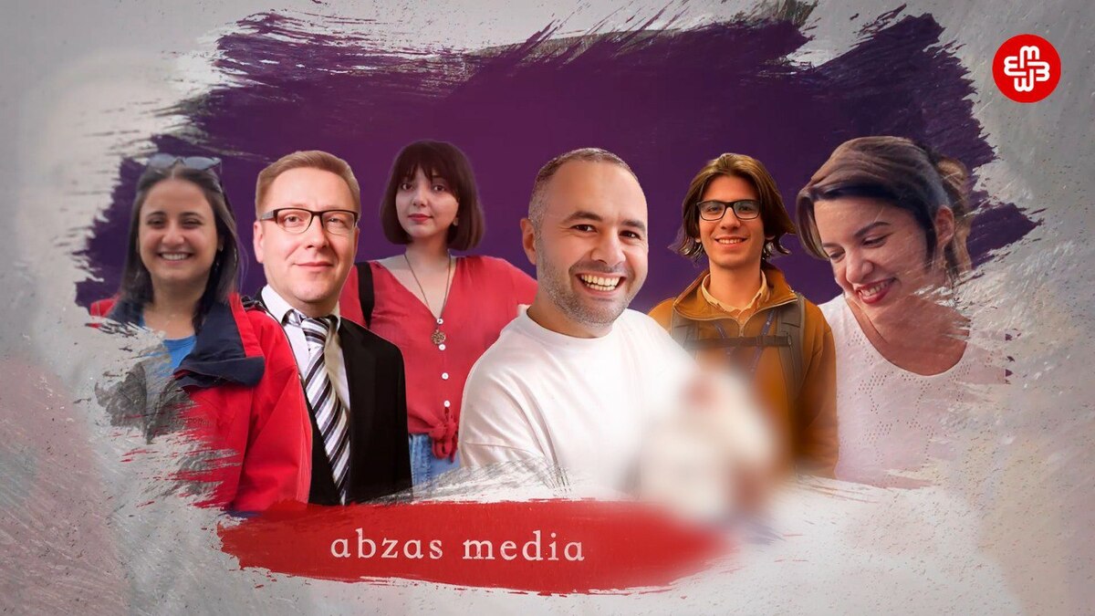 Журналисты Abzas Media. Фото: https://www.meydan.tv/ru/article/zhurnalisty-abzas-media-vystupili-s-zayavleniem-ob-otvode-sostava-suda/ Журналисты Abzas Media. Фото: https://www.meydan.tv/ru/article/zhurnalisty-abzas-media-vystupili-s-zayavleniem-ob-otvode-sostava-suda/