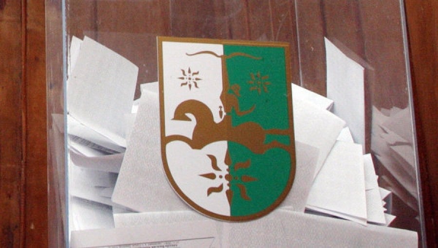 Урна для голосования. Фото: http://abkhazinform.com/item/9214-na-prezidentskie-vybory-v-abkhazii-ozhidaetsya-priezd-bolee-50-mezhdunarodnykh-nablyudatelej Урна для голосования. Фото: http://abkhazinform.com/item/9214-na-prezidentskie-vybory-v-abkhazii-ozhidaetsya-priezd-bolee-50-mezhdunarodnykh-nablyudatelej