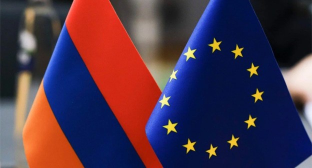 Флаги Армении и ЕС. Фото: https://vesti.az/v-mire/armeniya-nacinaet-process-vstupleniya-strany-v-es-534519 Флаги Армении и ЕС. Фото: https://vesti.az/v-mire/armeniya-nacinaet-process-vstupleniya-strany-v-es-534519