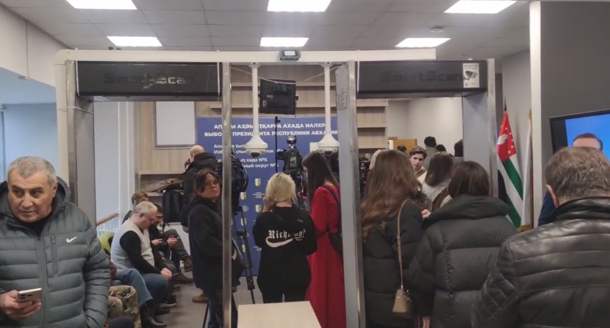 Люди на избирательном участке в Москве. 15 февраля 2025 года. Кадр видео из телеграм-канала "Аԥсны ажәабжьқәа" https://t.me/openapsni/410 Люди на избирательном участке в Москве. 15 февраля 2025 года. Кадр видео из телеграм-канала "Аԥсны ажәабжьқәа" https://t.me/openapsni/410