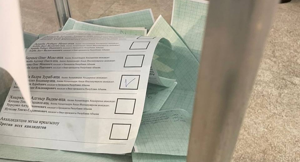 Бюллетень избирателя, проголосовавшего за Бадру Гунбу. 15 февраля 2025 года. Фото из телеграм-канала "Аиашара" https://t.me/aiashara/247 Бюллетень избирателя, проголосовавшего за Бадру Гунбу. 15 февраля 2025 года. Фото из телеграм-канала "Аиашара" https://t.me/aiashara/247