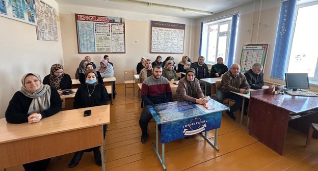 Учителя школы села Хубар, фото: "Черновик", https://chernovik.net/index.php/news/esli-nas-ne-uslyshat-provedyom-piket-v-moskve-u-administracii-prezidenta-rossii-zhiteli Учителя школы села Хубар, фото: "Черновик", https://chernovik.net/index.php/news/esli-nas-ne-uslyshat-provedyom-piket-v-moskve-u-administracii-prezidenta-rossii-zhiteli