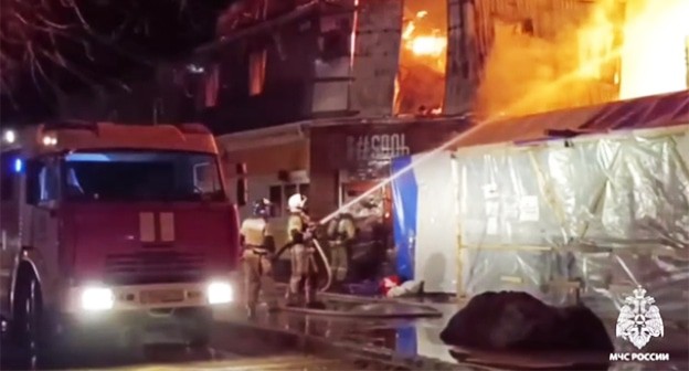 Пожар в здании ресторана и пансионата в станице Благовещенской. 14 февраля 2025 г. Скриншот видео МЧС России Пожар в здании ресторана и пансионата в станице Благовещенской. 14 февраля 2025 г. Скриншот видео МЧС России