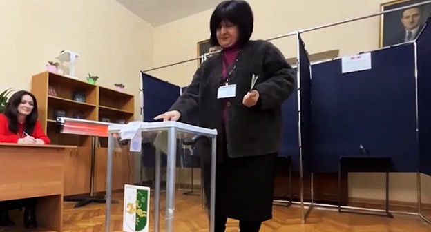 Избирательный участок. Скриншот видео https://www.youtube.com/watch?v=0YGwiiTh_Uw Избирательный участок. Скриншот видео https://www.youtube.com/watch?v=0YGwiiTh_Uw