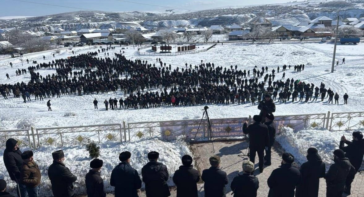 Митинг в селе Новокули, приуроченный к 81-й годовщине депортации вайнахов. Фото из телеграм-канала администрации Новолакского района https://t.me/novolak_vesti/19308 Митинг в селе Новокули, приуроченный к 81-й годовщине депортации вайнахов. Фото из телеграм-канала администрации Новолакского района https://t.me/novolak_vesti/19308