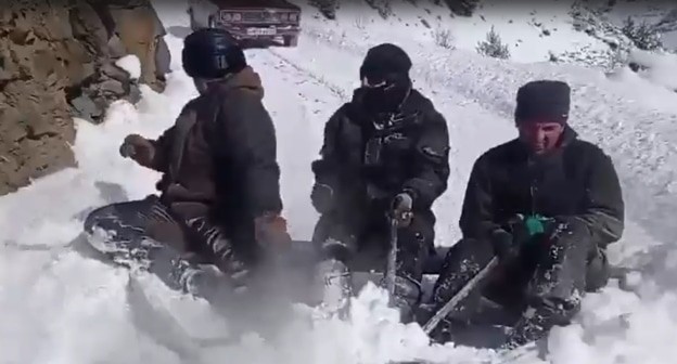 Расчистка дороги от снега в горном районе Дагестана, кадр видео https://vk.com/wall-74219800_2707051 Расчистка дороги от снега в горном районе Дагестана, кадр видео https://vk.com/wall-74219800_2707051