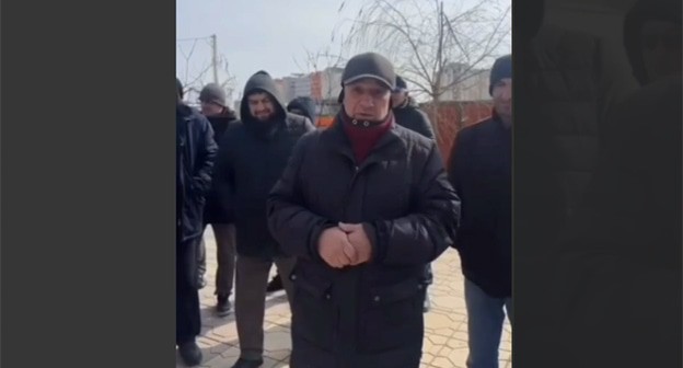 Кадр видеообращения жителей Каспийска. 25 февраля 2025 г. Скриншот видео https://t.me/chernovik_new/844 Кадр видеообращения жителей Каспийска. 25 февраля 2025 г. Скриншот видео https://t.me/chernovik_new/844