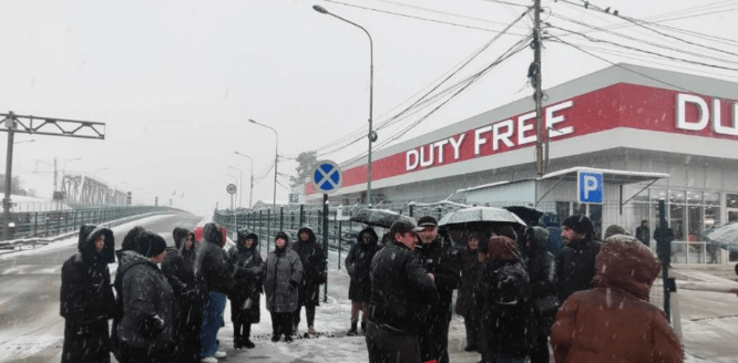 Абхазские предприниматели на границе в ожидании разрешения на вывоз мимозы. Скриншот фото из Telegram-канала "D News Абхазия" от 25.02.25, https://t.me/DNAbkhazia/9627. Абхазские предприниматели на границе в ожидании разрешения на вывоз мимозы. Скриншот фото из Telegram-канала "D News Абхазия" от 25.02.25, https://t.me/DNAbkhazia/9627.