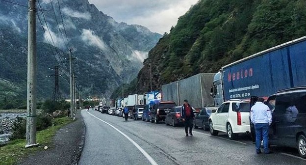 Очередь из машин на Военно-Грузинской дороге. Фото со страницы instagram.com/alexandrgubanov Очередь из машин на Военно-Грузинской дороге. Фото со страницы instagram.com/alexandrgubanov