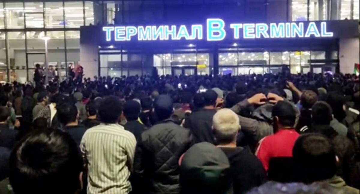Беспорядки в Махачкале. 29 октября 2023 года. Фото: Report.az https://report.az/ru/v-regione/minzdrav-dagestana-v-rezultate-besporyadkov-v-aeroportu-mahachkaly-est-ranenye/ Беспорядки в Махачкале. 29 октября 2023 года. Фото: Report.az https://report.az/ru/v-regione/minzdrav-dagestana-v-rezultate-besporyadkov-v-aeroportu-mahachkaly-est-ranenye/