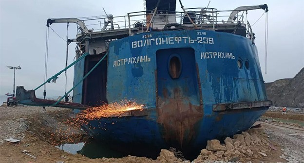 Демонтаж кормы танкера "Волгонефть-239". Фото: Министерство транспорта России Демонтаж кормы танкера "Волгонефть-239". Фото: Министерство транспорта России