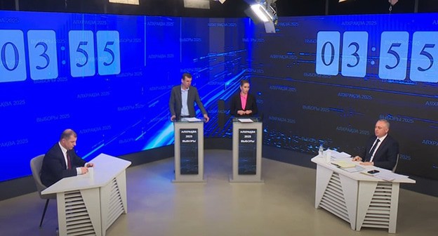 Кандидаты в президенты Адгур Ардзинба и Бадра Гунба во время теледебатов. 27 февраля 2025 г. Скриншот видео https://www.youtube.com/live/XkL.sLtHtYk Кандидаты в президенты Адгур Ардзинба и Бадра Гунба во время теледебатов. 27 февраля 2025 г. Скриншот видео https://www.youtube.com/live/XkL.sLtHtYk