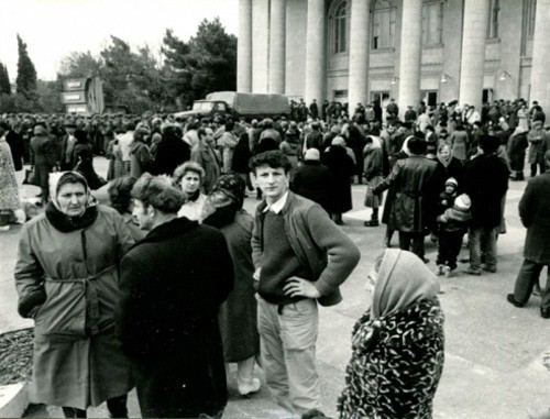 На центральной площади Сумгаита в дни погромов. Февраль 1988 года. Архивное фото из фондов Музея-Института Геноцида армян с сайта http://karabakhrecords.info На центральной площади Сумгаита в дни погромов. Февраль 1988 года. Архивное фото из фондов Музея-Института Геноцида армян с сайта http://karabakhrecords.info