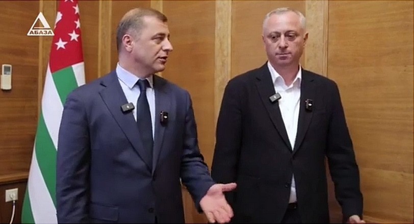 Адгур Ардзинба и Бадра Гунба. Кадр видео из телеграм-канала ИА "Апсныпресс" https://t.me/apsnypress/17266 Адгур Ардзинба и Бадра Гунба. Кадр видео из телеграм-канала ИА "Апсныпресс" https://t.me/apsnypress/17266