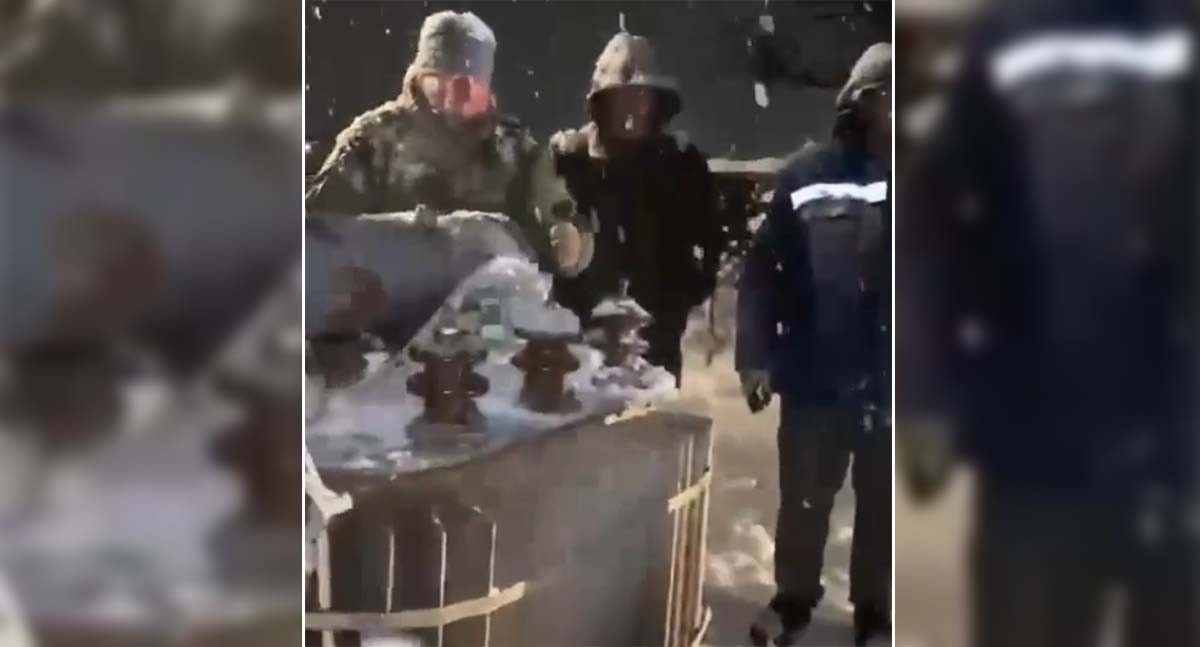 Жители Эрпели самостоятельно меняют трансформатор. Кадр из видео https://vk.com/wall-74219800_2711083 Жители Эрпели самостоятельно меняют трансформатор. Кадр из видео https://vk.com/wall-74219800_2711083