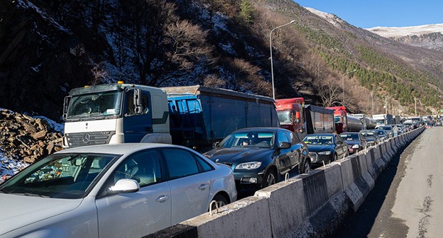 Очередь из машин на КПП "Верхний Ларс". Фото: https://region15.ru/na-granitse-s-gruziej-ozhidayut-proezda-bolee-900-fur/ Очередь из машин на КПП "Верхний Ларс". Фото: https://region15.ru/na-granitse-s-gruziej-ozhidayut-proezda-bolee-900-fur/