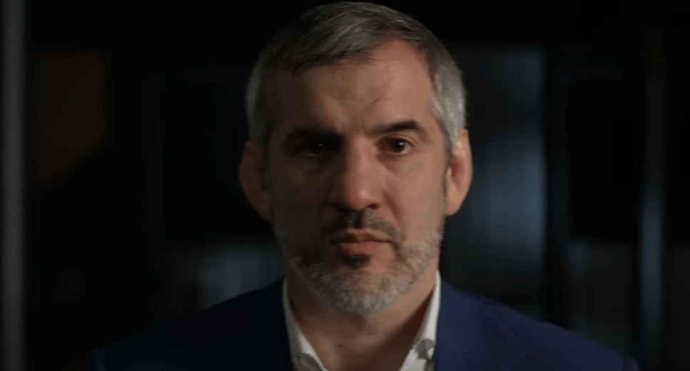 Бувайсар Сайтиев. Стоп-кадр видео из YouTube-канала Оксаны Кравцовой https://www.youtube.com/watch?v=wTMuMGL1kko. Бувайсар Сайтиев. Стоп-кадр видео из YouTube-канала Оксаны Кравцовой https://www.youtube.com/watch?v=wTMuMGL1kko.