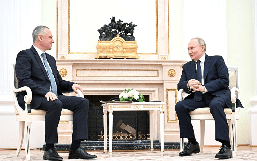 Бадра Гунба (слева) и Владимир Путин на встрече в Кремле. Скриншот фото от 05.03.25, http://kremlin.ru/events/president/news/76410. Бадра Гунба (слева) и Владимир Путин на встрече в Кремле. Скриншот фото от 05.03.25, http://kremlin.ru/events/president/news/76410.