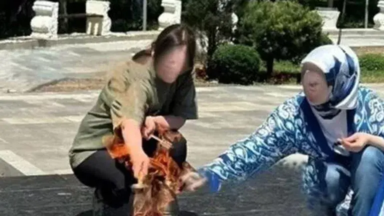 Девушки варят кофе над Вечным огнем в Махачкале. Фото: Верховный суд Республики Дагестан/"ВКонтакте" Девушки варят кофе над Вечным огнем в Махачкале. Фото: Верховный суд Республики Дагестан/"ВКонтакте"