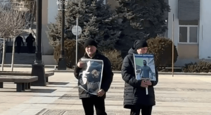 Родители Курбана Далгатова на пикете в Махачкале. Скриншот фото из Telegram-канала "Черновик" от 04.03.25, https://t.me/chernovik/83333. Родители Курбана Далгатова на пикете в Махачкале. Скриншот фото из Telegram-канала "Черновик" от 04.03.25, https://t.me/chernovik/83333.