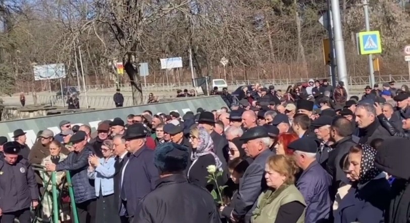 Митинг памяти жертв депортации. Нальчик, 8 марта 2025 года. Кадр видео ГТРК "Кабардино-Балкария" https://t.me/vestikbr/14675 Митинг памяти жертв депортации. Нальчик, 8 марта 2025 года. Кадр видео ГТРК "Кабардино-Балкария" https://t.me/vestikbr/14675
