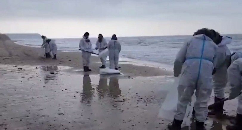 Уборка мазута на пляже в Темрюкском районе. Кадр видео оперштаба Кубани https://t.me/opershtab23/12541 Уборка мазута на пляже в Темрюкском районе. Кадр видео оперштаба Кубани https://t.me/opershtab23/12541