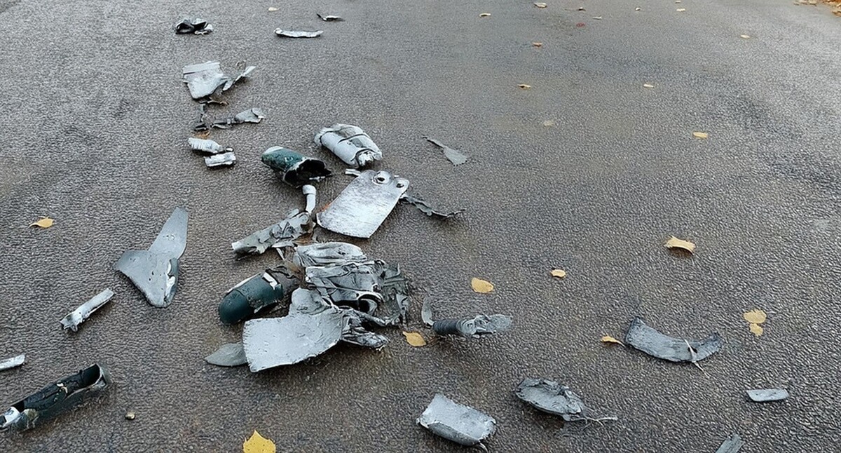 Обломки БПЛА. Иллюстрация создана "Кавказским узлом" с помощью ИИ в программе Photoshop Обломки БПЛА. Иллюстрация создана "Кавказским узлом" с помощью ИИ в программе Photoshop