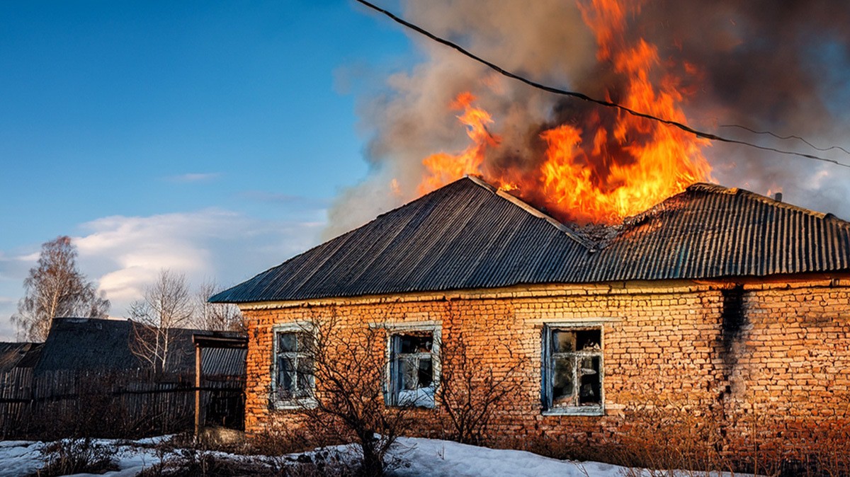 Пожар в жилом доме. Иллюстрация создана «Кавказским узлом» с помощью ИИ в программе Photoshop Пожар в жилом доме. Иллюстрация создана «Кавказским узлом» с помощью ИИ в программе Photoshop