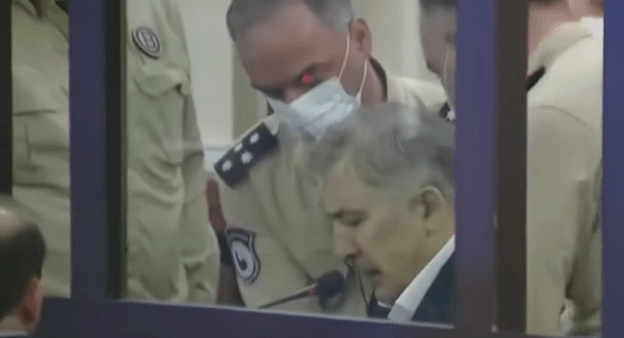 Михаил Саакашвили поднимается с места с помощью сотрудников пенитенциарной службы. Кадр сюжета Formula News www.youtube.com/watch?v=fi5Bf5740yE Михаил Саакашвили поднимается с места с помощью сотрудников пенитенциарной службы. Кадр сюжета Formula News www.youtube.com/watch?v=fi5Bf5740yE