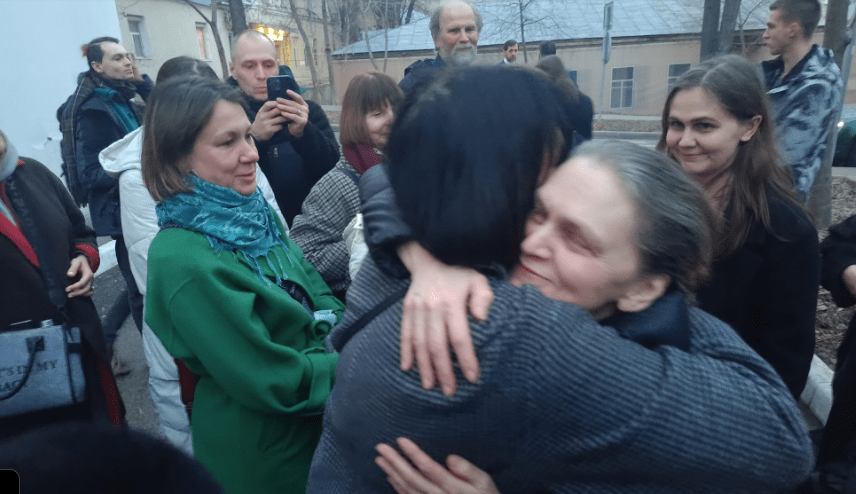 Родные и близкие встретили Надежду Кеворкову у здания суда. Фото корреспондента "Кавказского узла" 12.03.25. Родные и близкие встретили Надежду Кеворкову у здания суда. Фото корреспондента "Кавказского узла" 12.03.25.